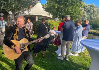 Rondlopende poptroubadour Ed Citroen op een tuinfeest | Ed Citroen.nl