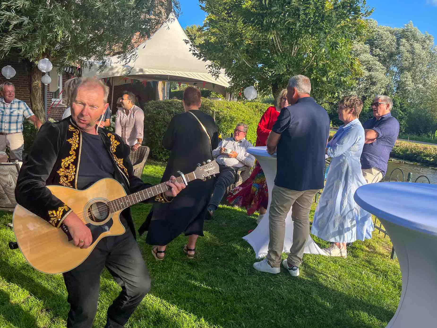 Rondlopende poptroubadour Ed Citroen op een tuinfeest | Ed Citroen.nl Rondlopende poptroubadour Ed Citroen op een tuinfeest | Ed Citroen.nl
