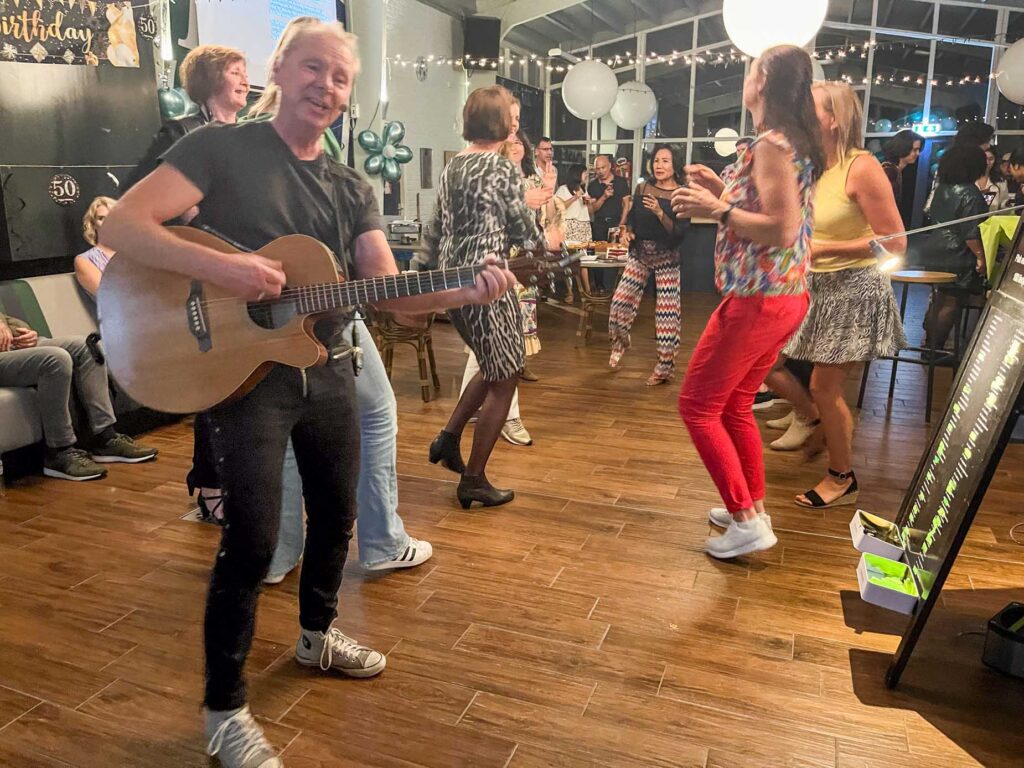 Rondlopende poptroubadour Ed Citroen op een feest | Ed Citroen.nl