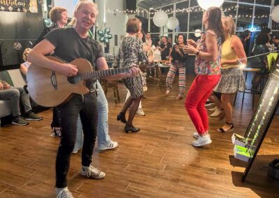 Rondlopende poptroubadour Ed Citroen op een feest | Ed Citroen.nl