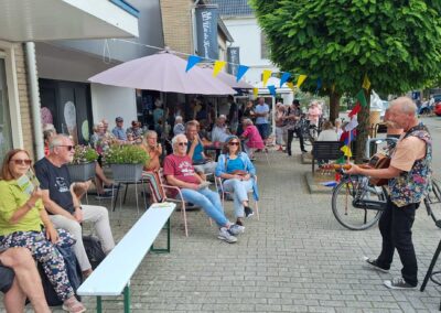 Rondlopende poptroubadour Ed Citroen buiten op terras | Ed Citroen.nl