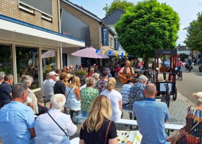 Rondlopende poptroubadour Ed Citroen vrolijkt een terras op met zijn muziek | Ed Citroen.nl