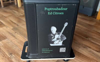 Mobiel spelen in feestzalen met een hondje