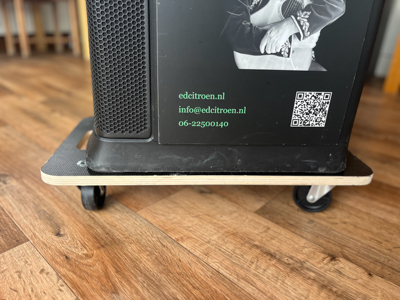 de accuspeaker staat op een 'hondje'