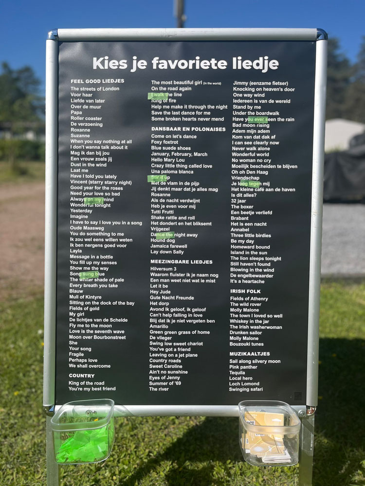 verzoekliedjesbord | edcitroen Kies je favoriete liedje met het verzoekliedjesbord van Poptroubadour Ed Citroen