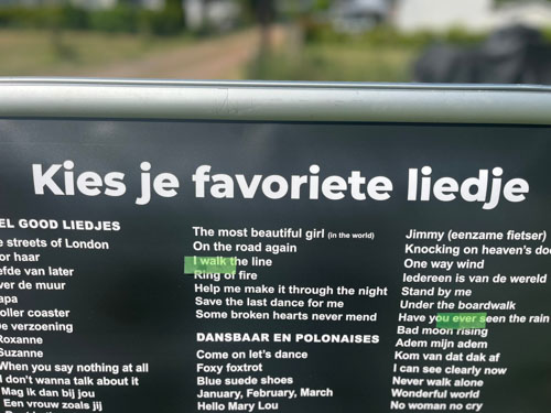 Verzoekliedjesbord van Poptroubadour Ed Citroen