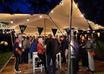 Poptroubadour Ed Citroen op een feestje