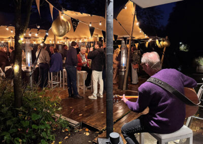 Poptroubadour Ed Citroen op een feestje